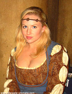 April Amber Telek on the sets of Stargate SG-1, playing Sallis in espisodes Avalon and Origin